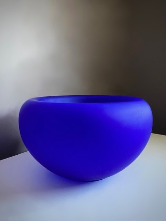Stor kobolt blå bolle i matt kunstglass - Kosta Boda Sverige