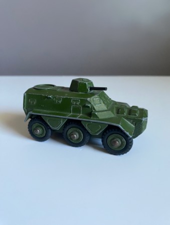 ARMOURED PERSONNEL CARRIER 676 modell militært kjøretøy - DINKY TOYS MECCANO England