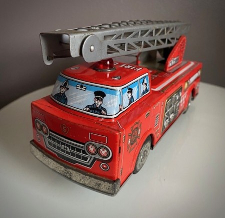 Batteridrevet brannbil i blikk - Japan, 1950 tallet