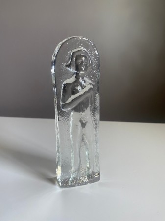 Relieff kvinne glassfigur skulptur