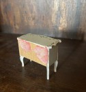 Lundby dukkehus tilbehør 1:18 romantisk rokokkomøbler hvit kommode 1950/60-tallet thumbnail