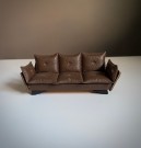 Lisa of Denmark dukkehus møbler tilbehør 1:18 - 3-seters skinn sofa #181 1970 tallet thumbnail