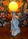 Tidstypisk 80-talls kitsch figurlampe bordlampe hvit glasert steingods med glasskuppel art deco stil thumbnail