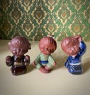 Små barnefigurer i glasert terrakotta/ keramikk Japan 1970/ 80-tallet thumbnail