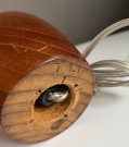 Mindre bordlampe i dreid heltre teak med kobber beslag - 1960/ 70 tallet thumbnail
