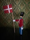 Fane flaggbærer Gardist håndmalt bøk trefigur Kay Bojesen Denmark thumbnail