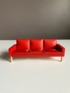 Lundby dukkehus møbler tilbehør 1:18 - Rød skai/ skinn sofa (5148) 1960 tallet thumbnail