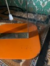 Oransje bordlampe i lakkert metall Kjell Blomberg Ørsjø Örsjö Belysning Sweden Sverige 1970-tallet thumbnail