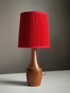 Mindre bordlampe i dreid heltre teak med kobber beslag - 1960/ 70 tallet thumbnail