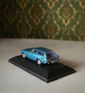 Aqua ice blue metallik blå VOLVO P1800 ES modellbil på sokkel 1:43 - Atlas Collections thumbnail