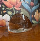 Onnelliset glassfigur brevvekt i klart kunstglass med relieff dekor Valto Kokko Littala Finland 1980-tallet thumbnail