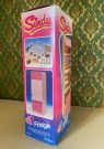 Sindy Fridge ubrukt kjøkkenutstyr kjøleskap dukkemøbler 44274  Pedigree Dolls & Toys England 1970/ 80 tallet thumbnail