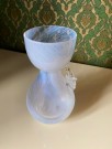 Husengel vase/ telys i hvit spettet kunstglass- Vivvi-Ann Huse Magnor Glassverk Norge Norway thumbnail