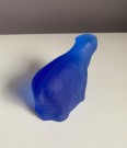 Isbjørnfigur i kobolt blått frostet kunstglass thumbnail