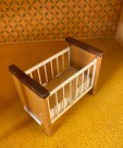 Carolines home dukkehus møbel tilbehør 1:18 - Drop side Cot barneseng sprinkelseng (2.062) 1970 tallet  thumbnail