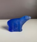 Isbjørnfigur i kobolt blått frostet kunstglass thumbnail