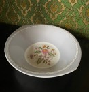 Grå Benta bolle/ skål med hvit relieff bord og Helene blomstermotiv Figgjo Flint Norway Norge 1950/60-tallet thumbnail