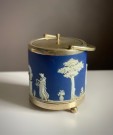 Antikk royal blå/ hvit kjeks/ is krukke i jasperware porselen med metall lokk - Wedgwood England 1900 tallet thumbnail