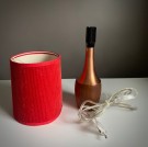 Mindre bordlampe i dreid heltre teak med kobber beslag - 1960/ 70 tallet thumbnail
