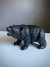 Sort skogsbjørn håndlaget trefigur  thumbnail