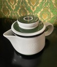 Taffel ildfast porselens kanne/ mugge med lokk og relieff dekor P555 Olle Alberius Rörstrand Sweden Sverige 1970-tallet thumbnail