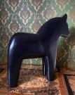 Finansiell stor svartmalt trehest hest trefigur i Dalahest stil IKEA Sverige Sweden 1990-tallet thumbnail