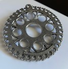 Stort rund tinn anheng - K. M. J. PEWTER Norge thumbnail