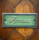 Fyrrom vegghengt skoleskilt dørskilt i stål/ metall med grønn og sort patinert front thumbnail
