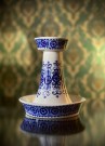 Antica hvit fajanse porselen lysestake med blå folklore dekor 59 - Raija Uosikkinen Arabia Finland 1960 tallet thumbnail