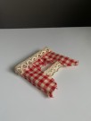Lisa of Denmark dukkehus møbler og tilbehør 1:18 - Hvit/ rød rutet kjøkkengardin (459) 1980 tallet thumbnail