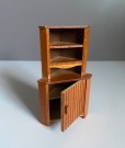 Lundby dukkehusmøbel 1:18 - hjørneskap i tre 1960 tallet thumbnail