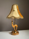 Kitsch bordlampe i tre med skjerm, trefigur/ rådyr - Kåre Nilsen Norge 1950 tallet thumbnail