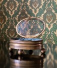 Art Deco antikk ovalt smykkeskrin i bronse med kuleføtter og hengslet glasslokk - 1900 tallet thumbnail
