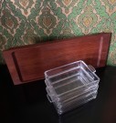 Serveringsbrett i heltre teak med tilhørende skåler i klart glass Kjeni Merløse Denmark 1970-tallet thumbnail