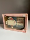 Lundby dukkehus møbler tilbehør 1:18 - hvit/ rosa spisestue møblement ( art. no. 9404) 1980 tallet thumbnail
