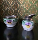 Antikk sukkerskål og fløtemugge i hvitt opalinglass håndmalt dekor 1920/30-tallet thumbnail