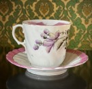 Antikk bartekopp kaffekuvert i hvitt porselen med håndmalt blomster motiv, rosa lusterglasur og gullkant 1890-tallet thumbnail