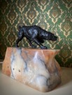 Art Deco bordlampe figurlampe alabast stein og patinert metalldekor/ hundefigur 1920-1940 tallet thumbnail