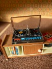 Lundby dukkehus møbler tilbehør 1:18 -  teak stereosett benk (5494) 1970 tallet thumbnail