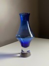 Vase i blått/ transparent kunstglass - Magnor Glassverk Norge, 1960 tallet thumbnail