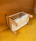 Carolines home dukkehus møbel tilbehør 1:18 - Drop side Cot barneseng sprinkelseng (2.062) 1970 tallet  thumbnail