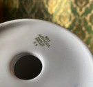 Antica hvit fajanse porselen lysestake med blå folklore dekor 59 - Raija Uosikkinen Arabia Finland 1960 tallet thumbnail