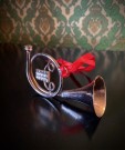 Juletrepynt ornament instrument horn i metall thumbnail