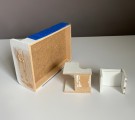LISA/ Lundby dukkehus møbler tilbehør 1:18 - hvit dobbeltseng med nattbord soverom 1980 tallet thumbnail