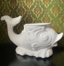 Stor hvit potteskjuler blomsterpotte krukke fisk karpe glasert steingods thumbnail