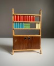 Lundby dukkehus møbler tilbehør 1:18 - reol bokhylle/ bokskap (8460) i tre 1960/ 70 tallet thumbnail