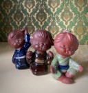 Små barnefigurer i glasert terrakotta/ keramikk Japan 1970/ 80-tallet thumbnail