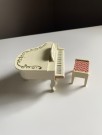Lundby dukkehus møbler tilbehør 1:18 - Hvitt flygel/ piano med Royal krakk (4317) 1980 tallet thumbnail