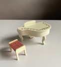 Lundby dukkehus møbler tilbehør 1:18 - Hvitt flygel/ piano med Royal krakk (4317) 1980 tallet thumbnail