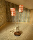 LISA dukkehus møbel tilbehør 1:18 - Dobbel tivoli gulvlampe (61103) 1970 tallet thumbnail